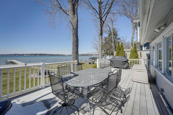 Lakefront Michigan Cottage - Deck, Grill and Kayaks!