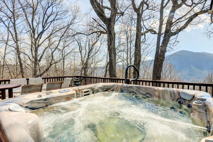 Stunning Maggie Valley Getaway with Decks, Fire Pit!