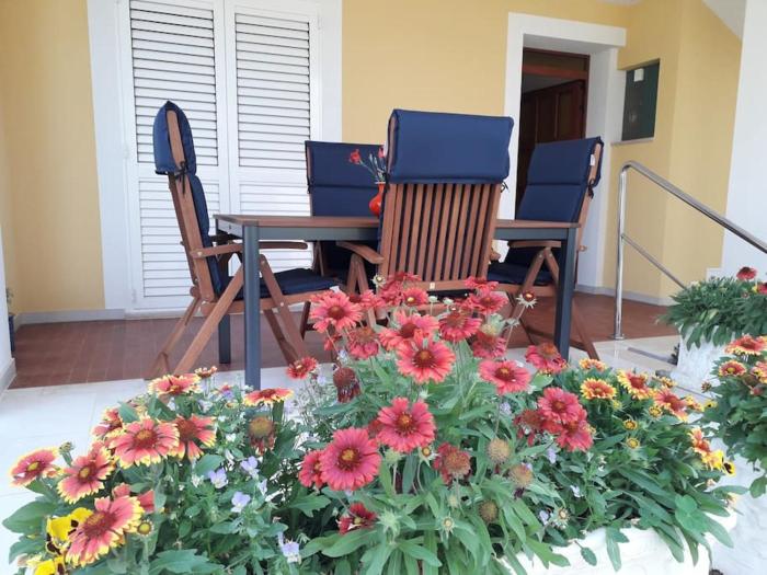 Ground floor - friendly apartment in the garden + free parking