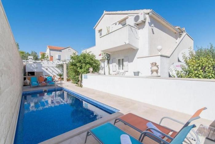 Family friendly apartments with a swimming pool Supetar Brac  16774