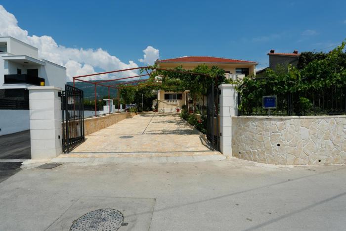 Apartments with a parking space Kastel Kambelovac, Kastela - 20993