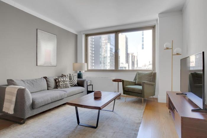 UES 1BR w Gym Rooftop Doorman nr The MET NYC-351