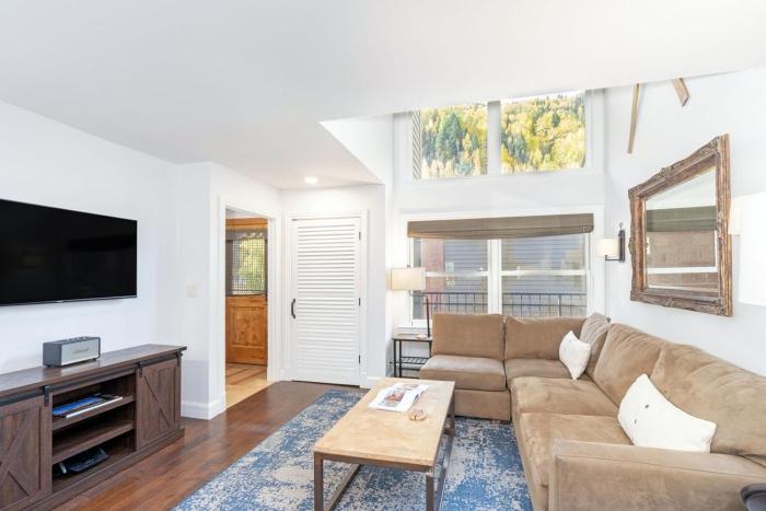 Mountain View Dream on River Trail - Hot Tub, Garage, Lift 7 Ski In Out condo