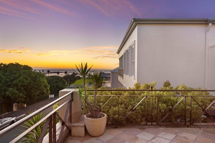 Beachside Villa - Camps Bay