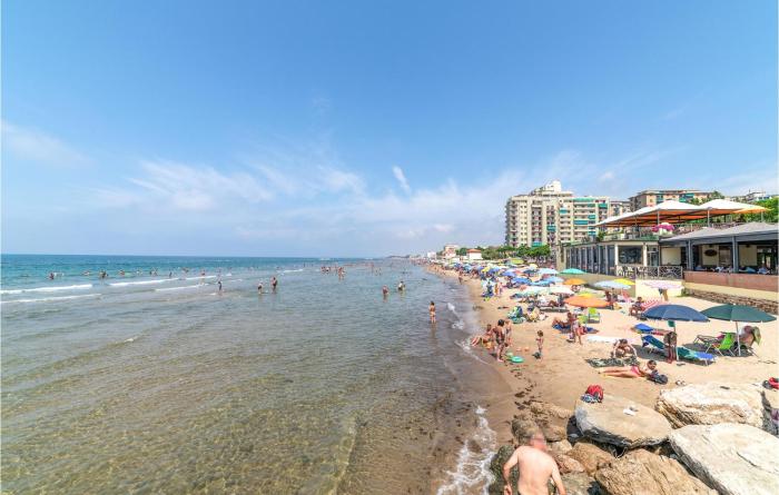 Gorgeous Apartment In Follonica