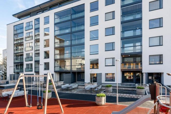 Modern 1 bedroom apartment with a patio