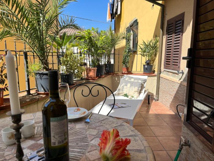 Terrazza Giuliana, charming Tuscan townhouse with sunlit terrace