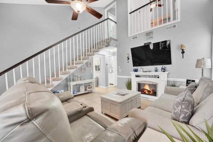 2 BR townhome wprivate patio, beach access, 4 communal pools, hot tub, mini golf, tennis, & more!