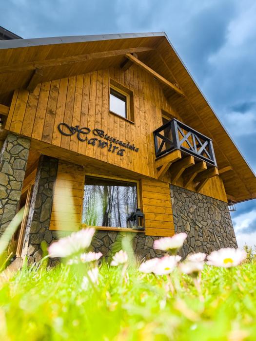 Bieszczadzka Hawira - Domki w Centrum przy Jeziorze z Widokiem dla Rodzin