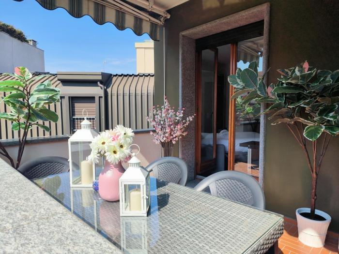 Exclusive terrace in Milano Downtown with AC,Wifi,Subway M1 M2 in Shopping Area