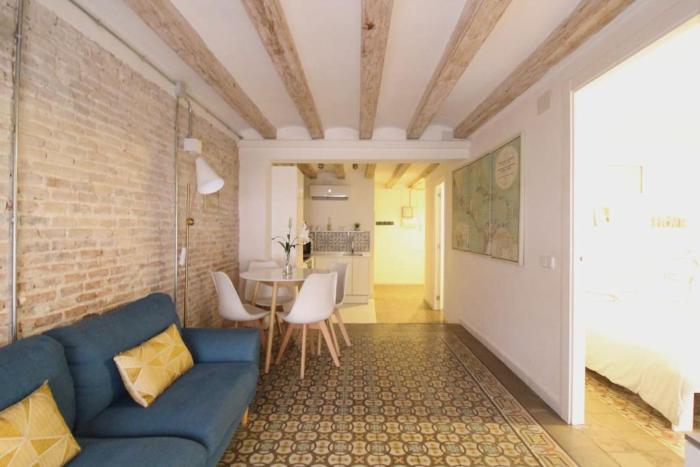 Revamped historic 3 rooms apartment in Barcelona center