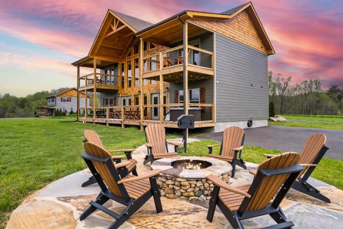 Pet Friendly+ Hot Tub + Fire Pit + Game Room