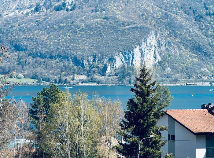 Lac arte postale- Terrasse, grand garage privatif, climatisation murale un appareil dans chaque pièce et unité extérieure, lit-parapluie pour bébé possible