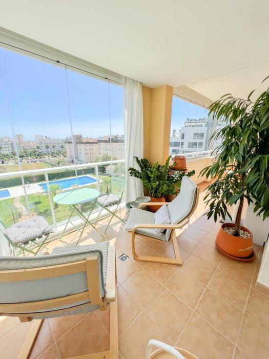 Bright apartment with terrace, pool and beach
