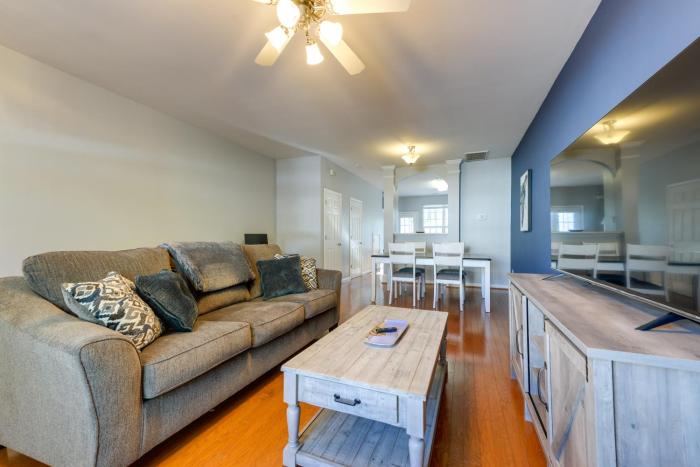 Townhome with Community Pool 11 Mi to Dtwn Raleigh!