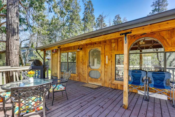 9 Mi to Bass Lake: Cabin w Fire Pit in Wishon!