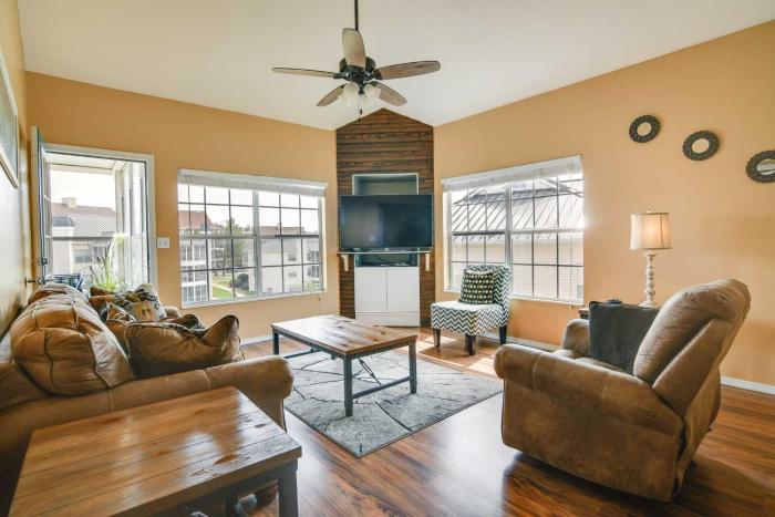 Branson Condo with Pool 2 Mi to Table Rock Lake