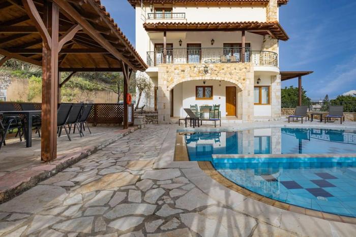 Villa Stefaniapoolgardensea view3bdrms3bthrms