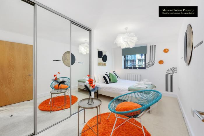 WEEKLY OR MONTHLY STAYS, London, Canary Wharf - Sleeps 6- 2Bedroom, FREE PARKING, Serviced Apartment By Maison Christo Property