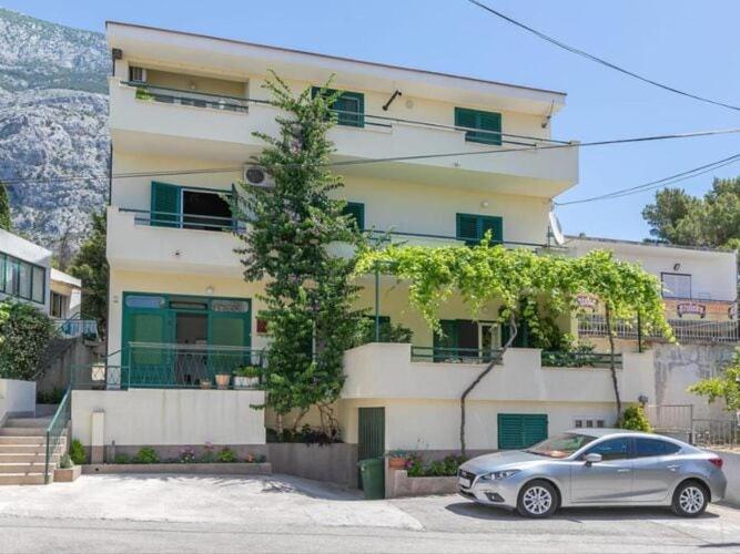 Apartment Mario in Makarska with a nice shady terrace