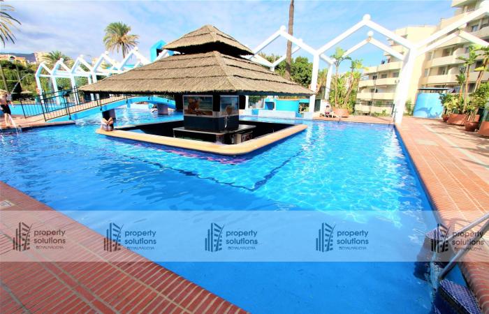 812 BENALBEACH. 1ºLinea de Playa. Vistas a la piscina y la montaña.