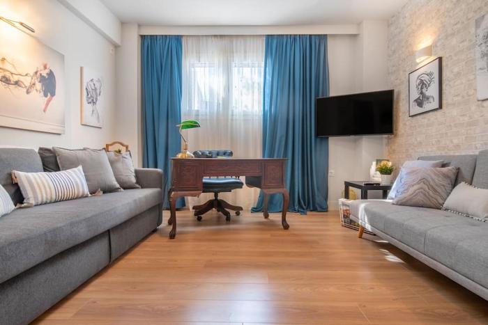 The HostMaster La Casa Elegante