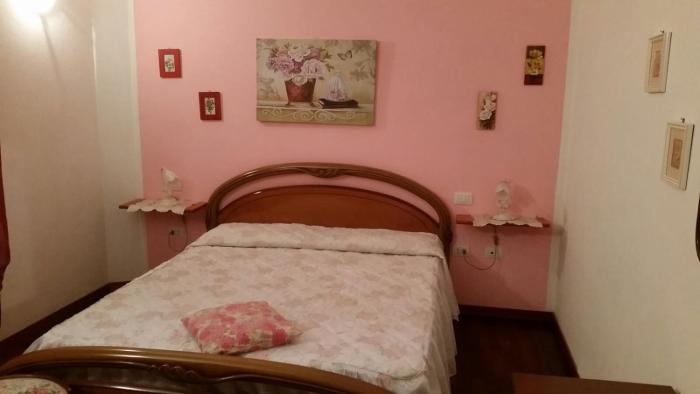 LA CASA ROSA - GRAZIOSO BIVANO CON POSTO AUTO