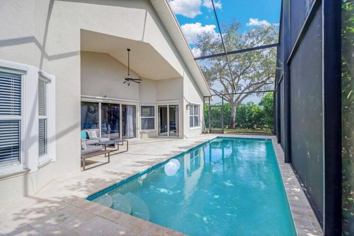 Pool Home Near Beaches and Downtown 5th Ave.