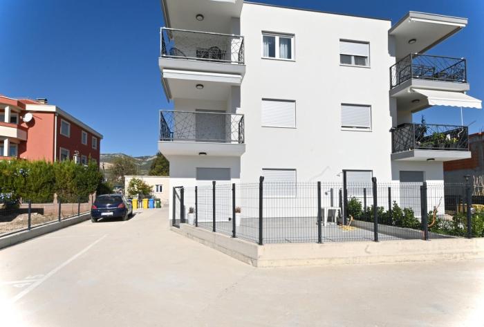 Apartments with a parking space Kastel Novi, Kastela - 21103