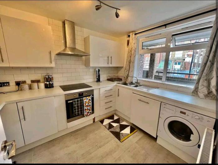 Lovely 2BR Suite in Bow, E3