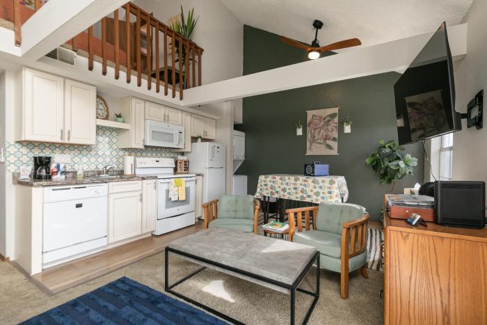 Green Meadow Getaway 2 BR Condo Near the 76 Strip - Stairs Required - FREE TICKETS INCLUDED