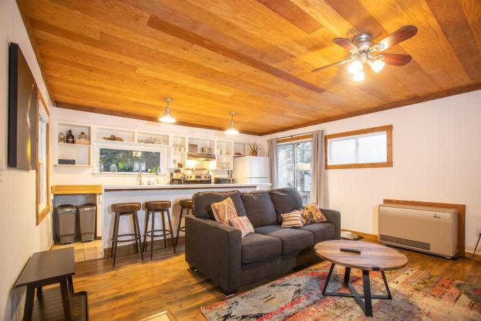 Mt Airy Cottage Walk to Beach