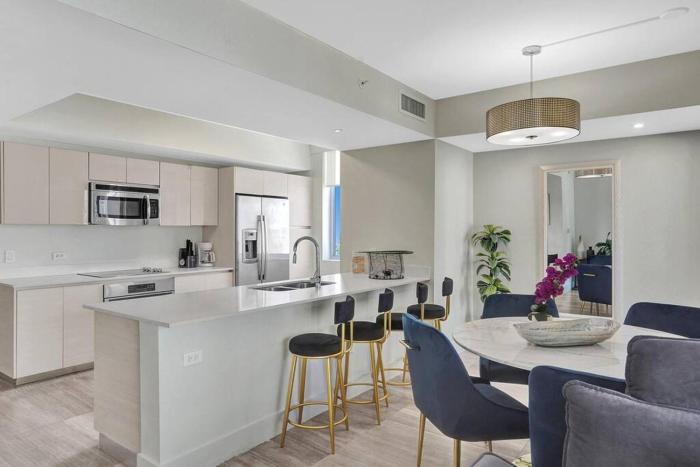 Luxury condo with ocean view 4Bedrooms 3Bathrooms