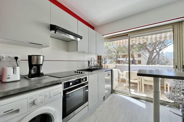 Bright and quiet apartment near the sea