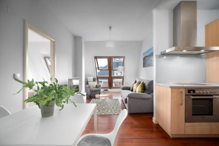 Ático Centro para 3, AC, Luz y Comodidad