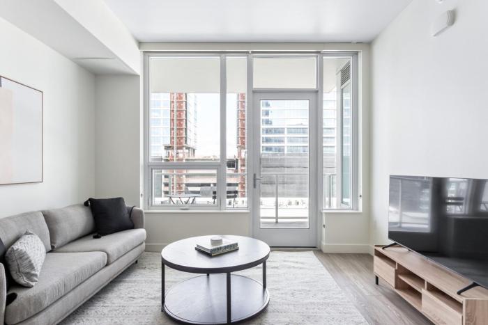 Downtown 1BR w Roof Pool Gym nr the 110 LAX-734