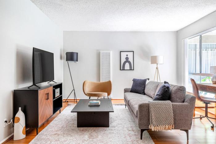 Sherman Oaks 1BR w Pool Gym BBQ nr TJ WF LAX-487