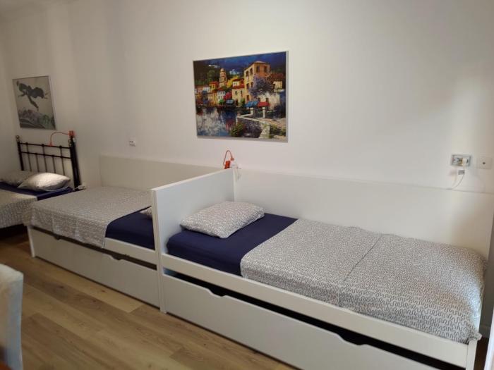 Seafront Apartment - Sleeps 13 - Parking - Balcony