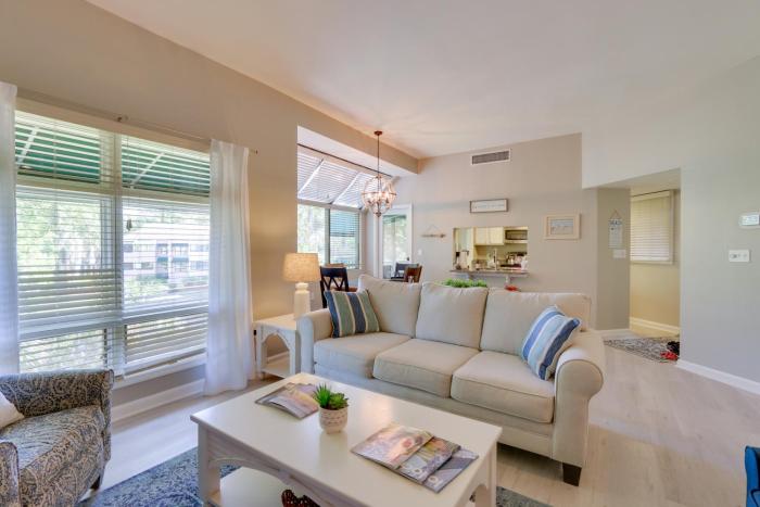 2 Mi to Beach Condo with Pool Access in Hilton Head