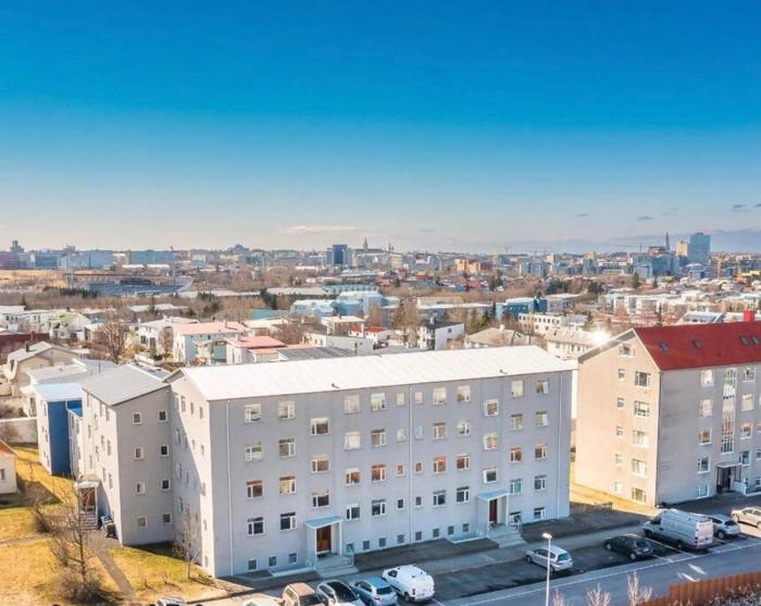 Well located 2-bedroom condo with a balcony