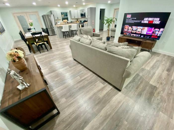 Charming renovated home with jetted tubking beds