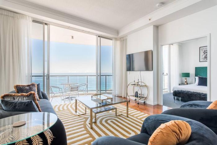 Breathtaking Views from Stunning 42nd Floor Skyhome & Resort Living