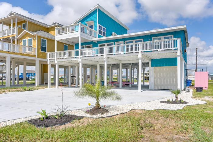 1 Mi to Ocean Colorful Freeport Beach Rental!