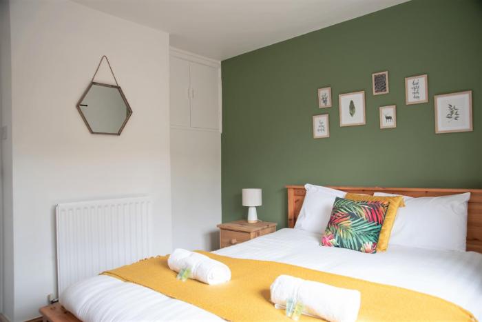 Cottenham - City Centre with Free Private Parking 2 toilets 4 Bedroom Sleeps 8