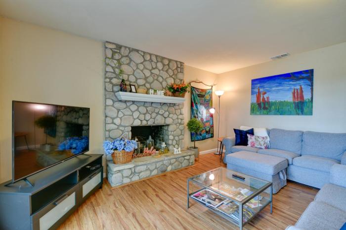 Sunny Lakefront Family Paradise with Deck and 2 Kayaks