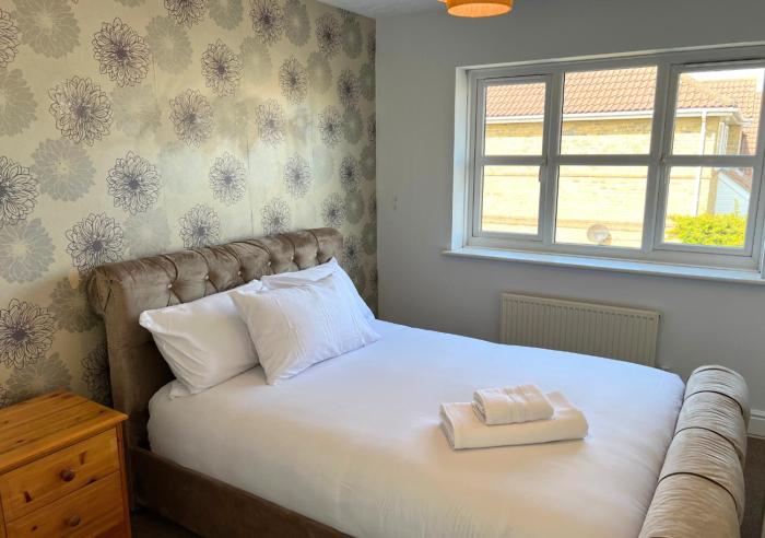Ashford Holiday Home Sleeps 5 WIFI Parking