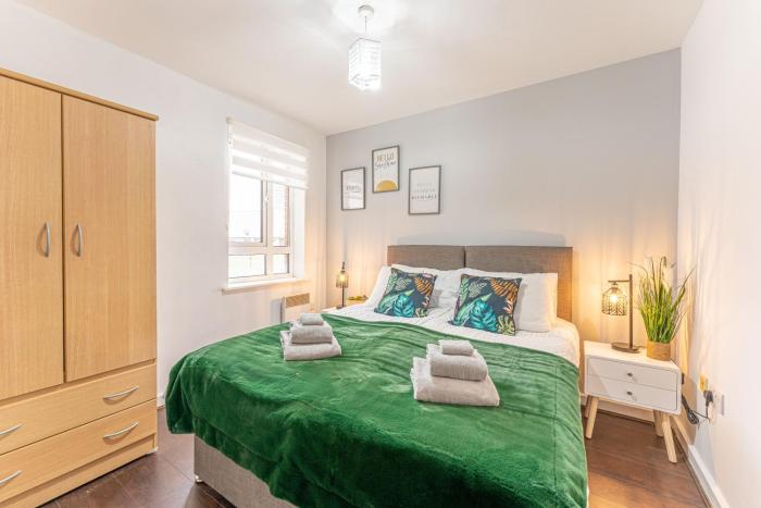 CONTRACTORS & RELOCATION Friendly City Centre Flat - Disable People Welcome - Free Parking, Fast Wifi, Smart TV And 2 Bathrooms, 7min walk from Train Station!