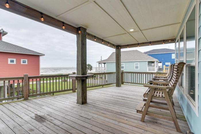 Luxe Crystal Beach Retreat with Views! Walk to Shore