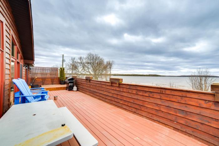 Prairie-Style Home on Garden Bay with Deck and Hot Tub