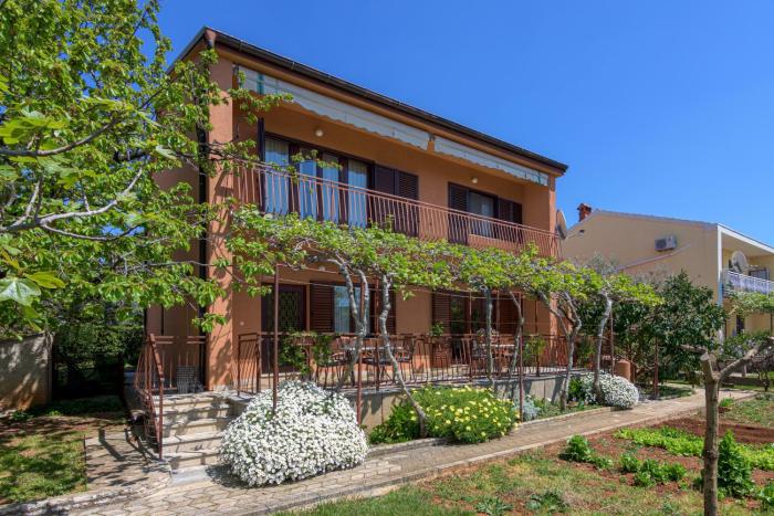 Apartments with parking space Fazana - 20822